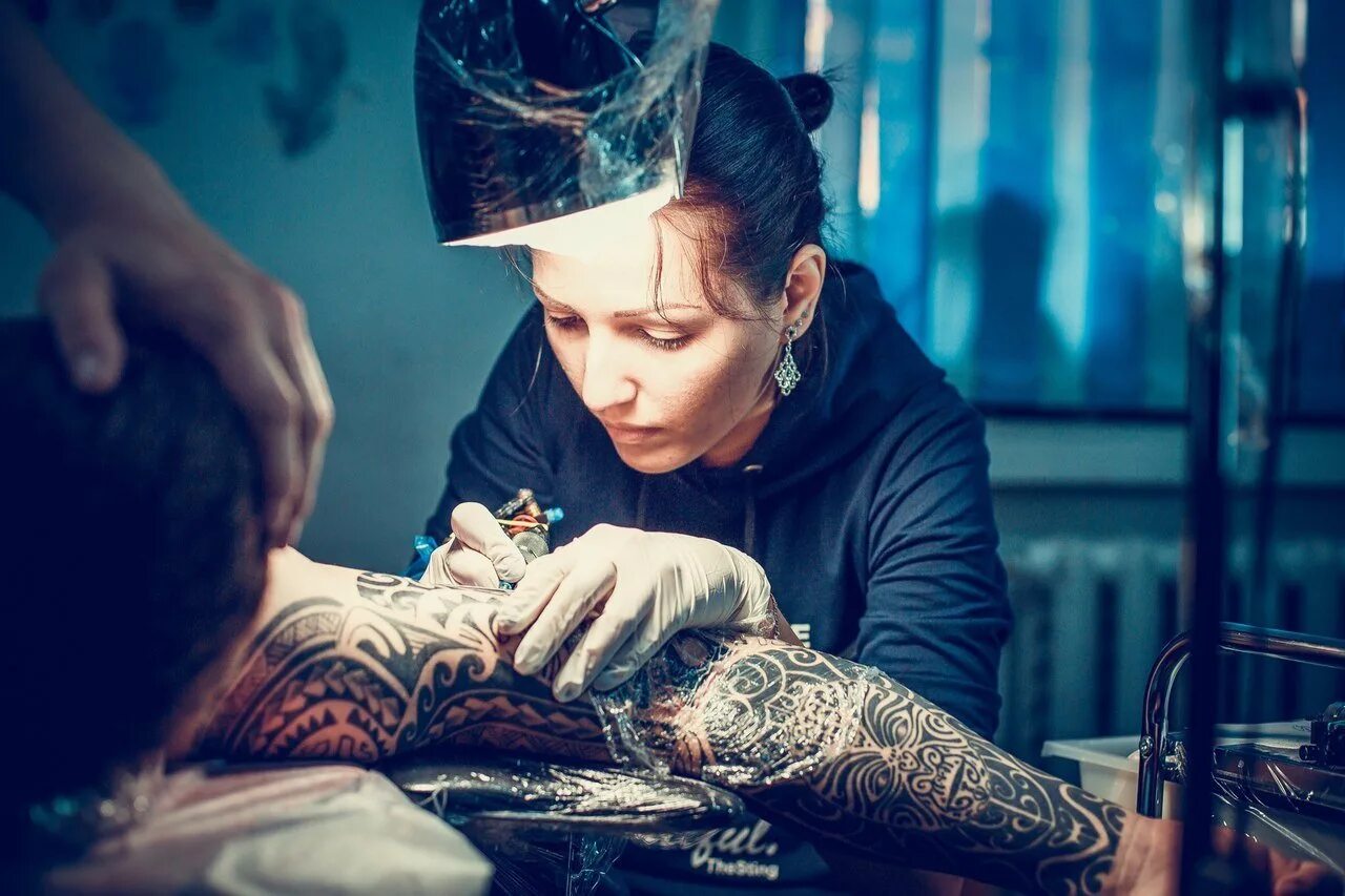 Фотосессия мастера. Татуировщица Кейт Ван. Алиса Онищенко татуировщица. Кэтрин Александер татуировщик. Тату мастер.