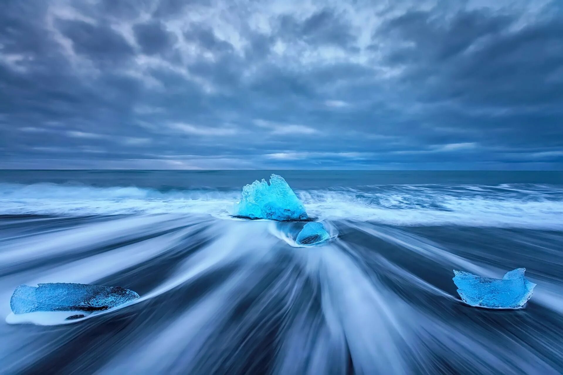 Синяя холодная вода. Ирландия ЦУНАМИ. Море, волны. Бирюзовое море. Бирюзовый океан.