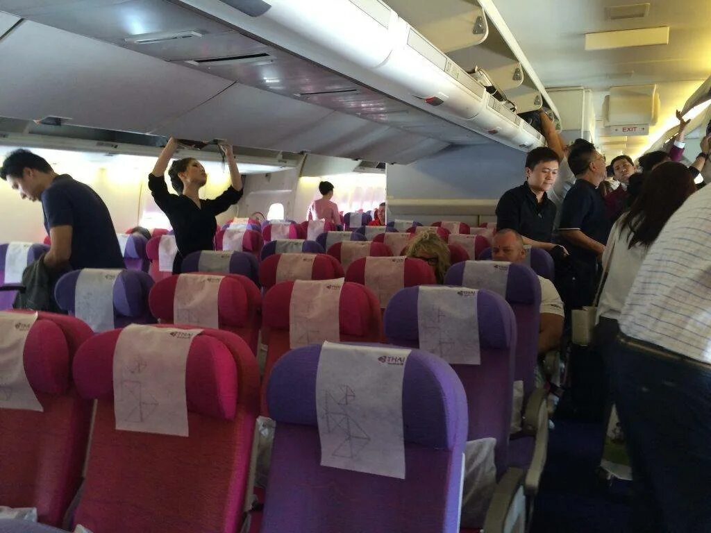 Боинг 777 Thai. Thai Airways Boeing 777 эконом. АТР 45 самолет Бангкок Эйрвейз. Bangkok Airways салон.