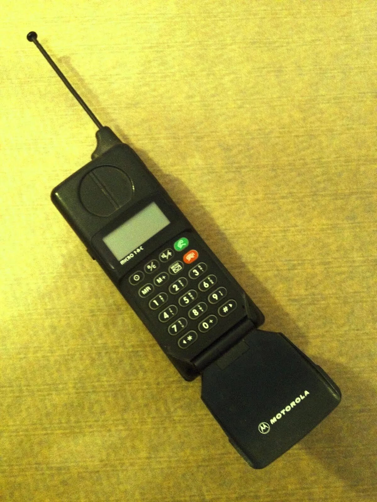 Сотовые телефоны 90. Motorola MICROTAC 9800x. Motorola сотовый 90. Моторола сотовый в 90. Моторола микротак 9800.