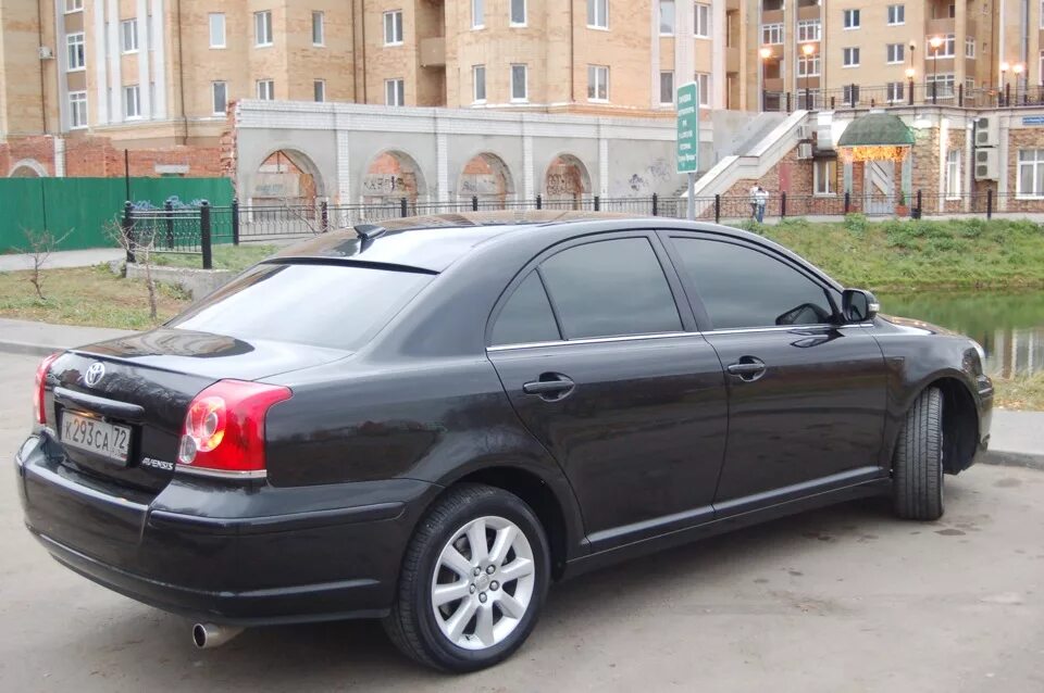 Тойота Авенсис седан черный 2006. Тойота Авенсис черный 2008. Toyota Avensis черная. Тойота Авенсис 2007 черный. Тойота черный дым