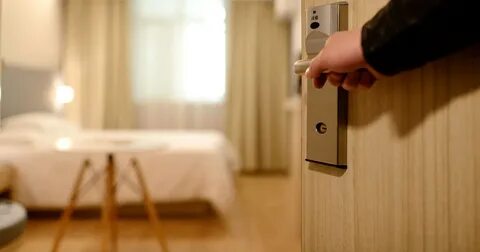 Дверь в отеле