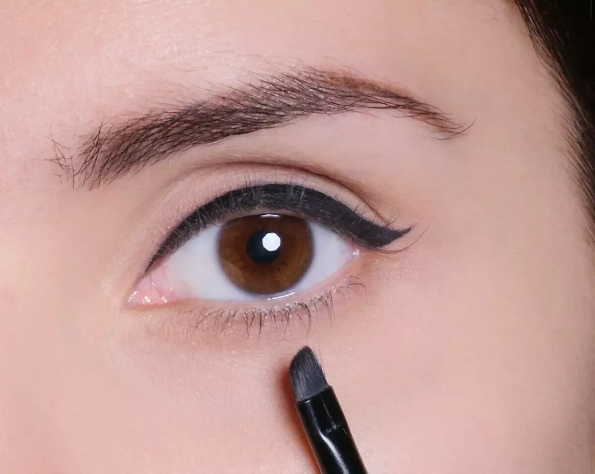 Eyeliner для глаз. Стрелки карандашом. Подводка для глаз. Подвести глаза подводкой. Стрелки карандашом для глаз.