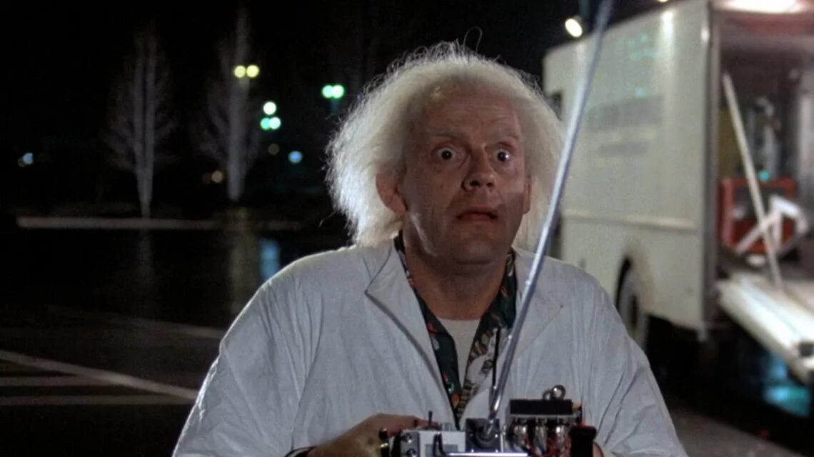 доктор эммет браун. профессор будущего. назад в будущее доктор эммет браун. док эммет браун. доктор эммет браун.