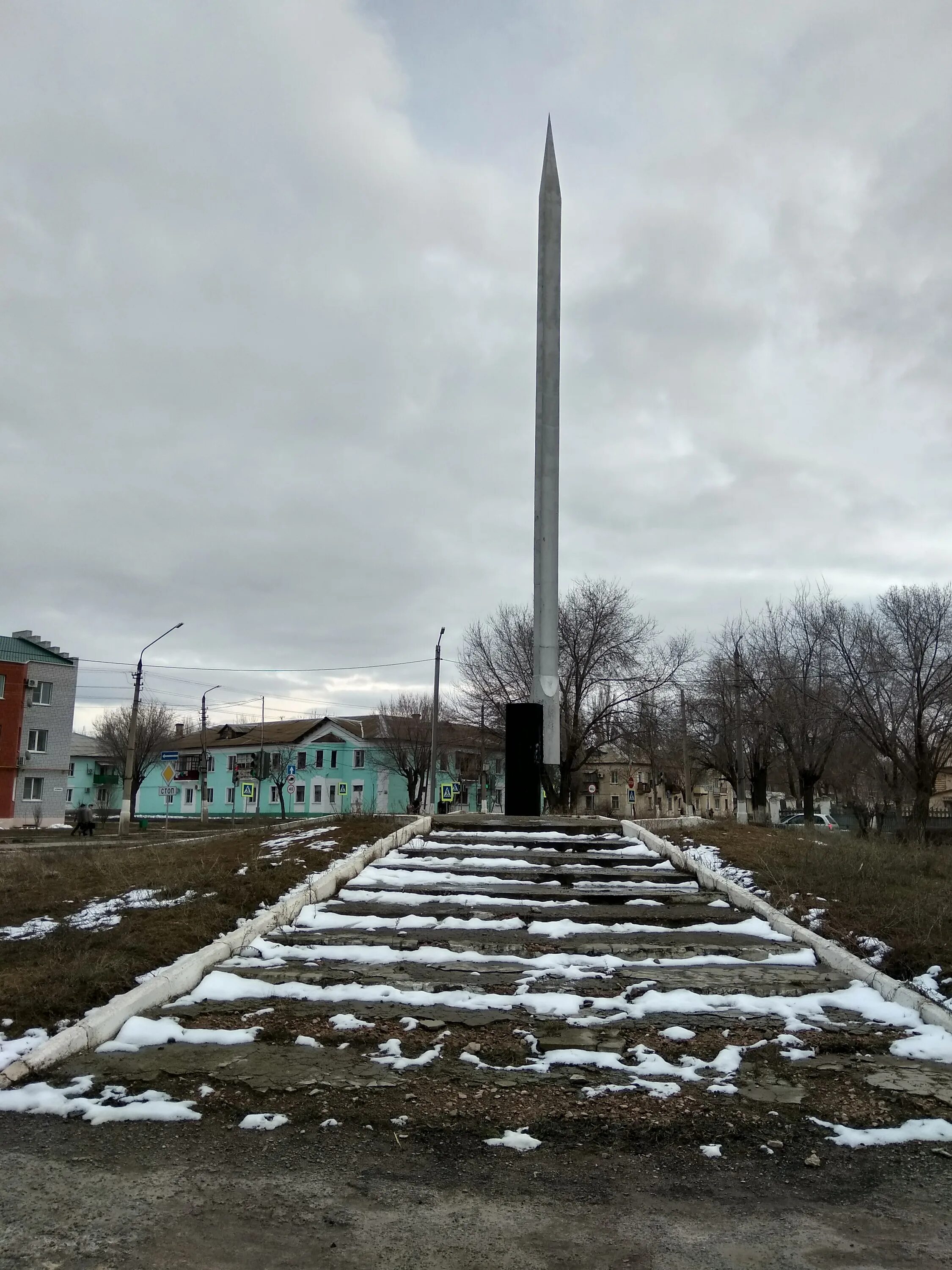 Знаменск область. Аллея Космонавтов Знаменск Астраханская область. Знаменск памятники. Знаменск Астраханская область памятники. Город Знаменск Астраханской области памятник.