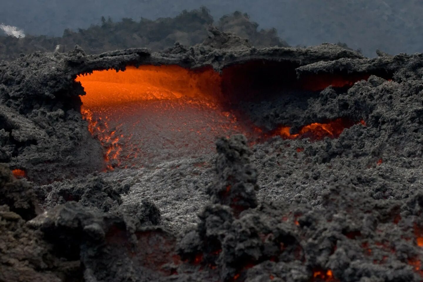 Последствия вулкана. Вулкан Пакайя – Антигуа, Гватемала. Кратер вулкана Фуэго. Очаг магмы жерло кратер лава. Вулкан с лавой и пеплом.
