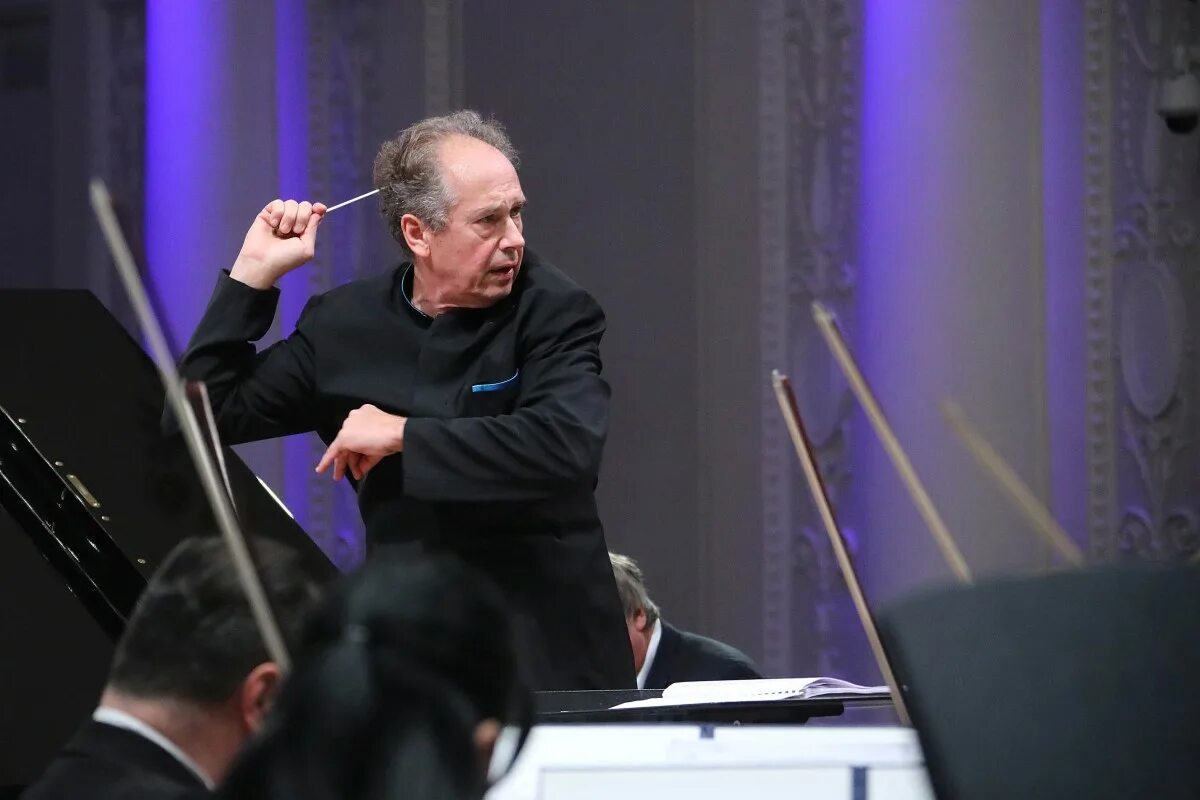 камерный оркестр bach екатеринбург. дмитрий лисс дирижер екатеринбург. оркестр бах екатеринбург. дмитрий лисс дирижер екатеринбург. ширяев константин дирижер.