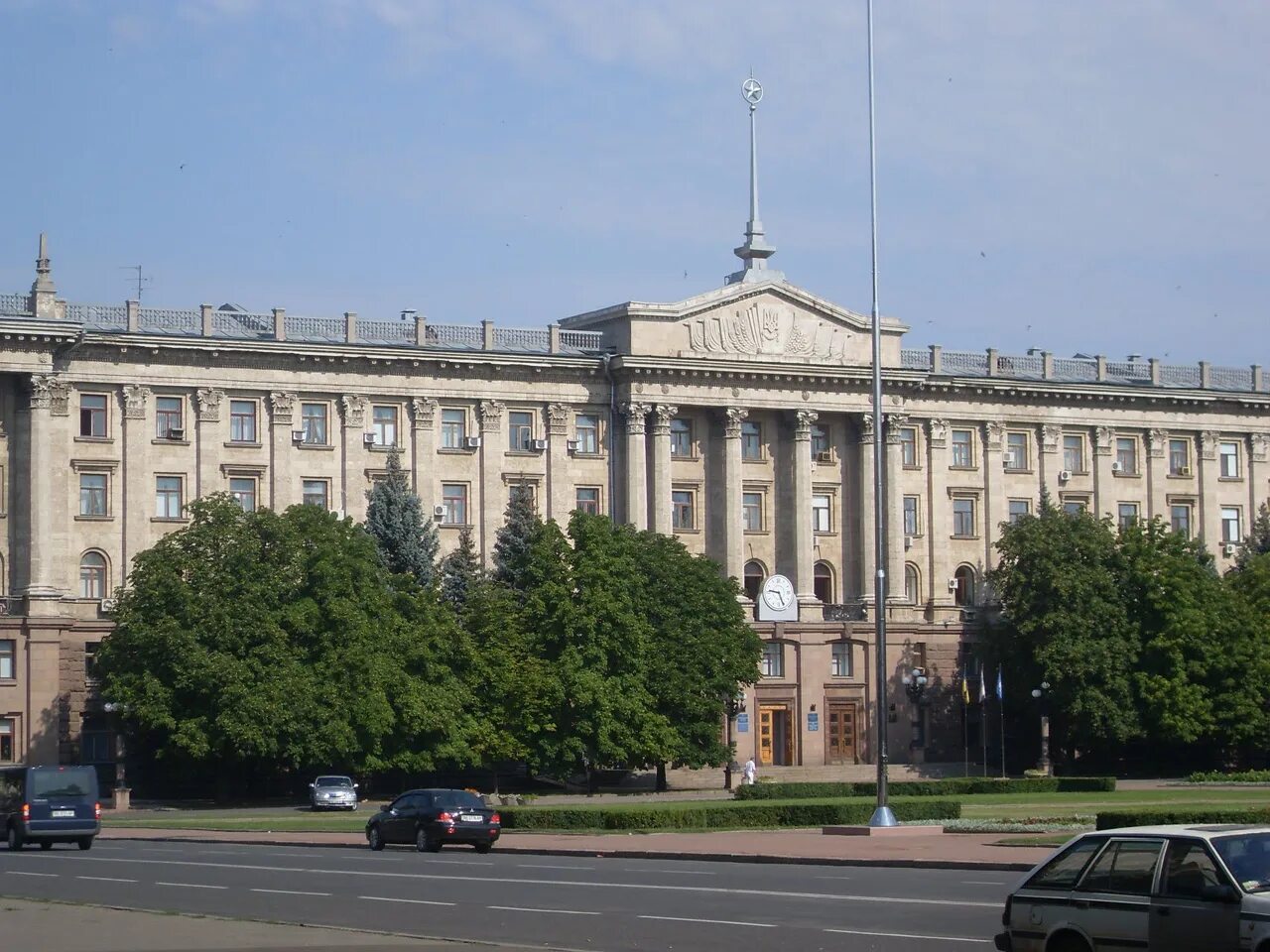 Николаев горсовет здание. Здание администрации города Николаев. Здание мэрии в Николаеве. Николаев здание областной администрации. Николаевский городской сайт