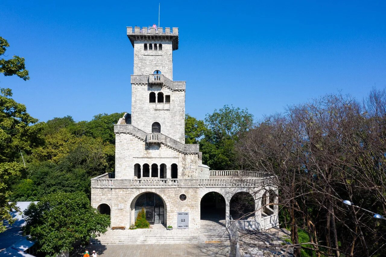 Гора ахун смотровая площадка. Башня на горе ахун в сочи. Гора ахун башня. Гора в сочи ахун смотровая площадка. Гора ахун башня.