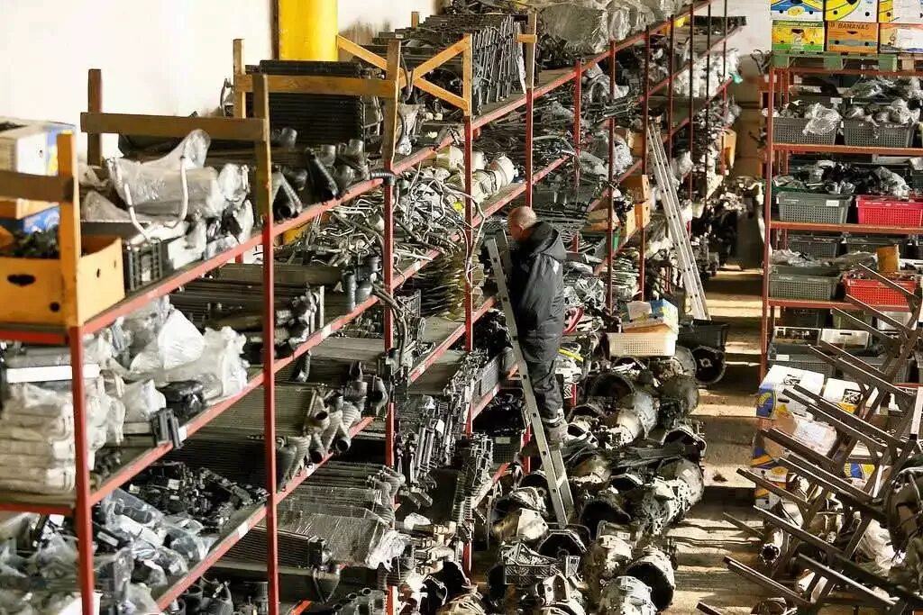 Рынок легковых автомобилей. Магазин бу иномарок. Автолэнд контрактные запчасти. Магазин бу иномарок. Автомобильный рынок.