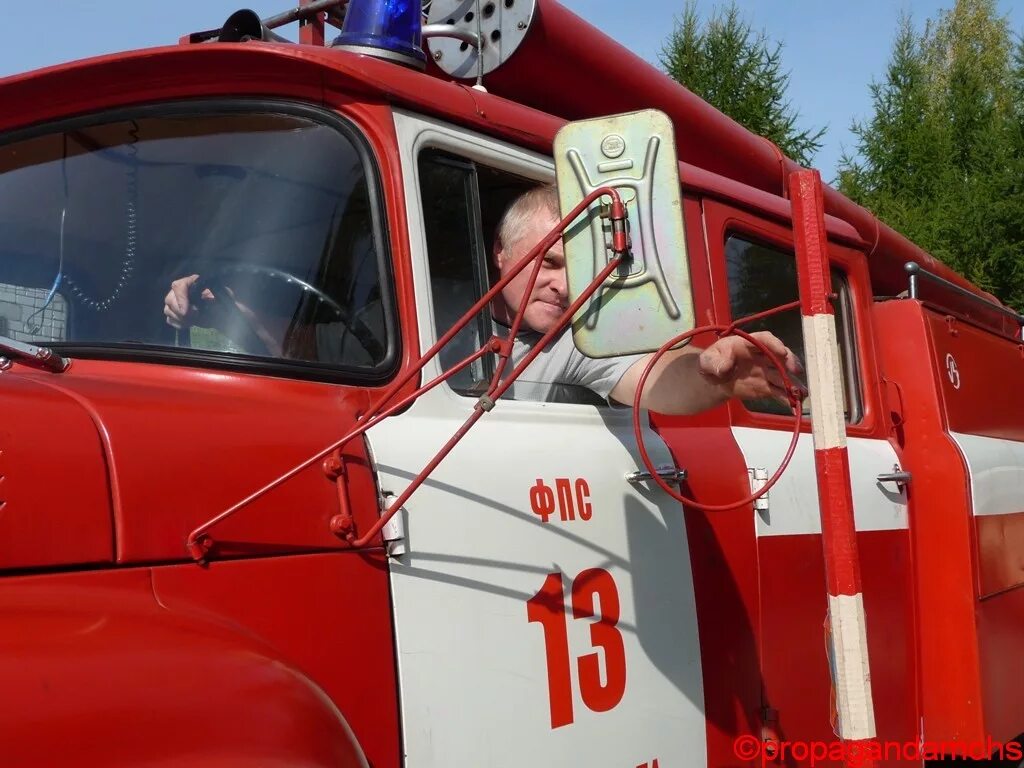 водитель пожарного автомобиля пенсия. мчс водитель пожарной машины. лучший водитель на пожарном автомобиле. водитель мчс россии. пожарный водитель.