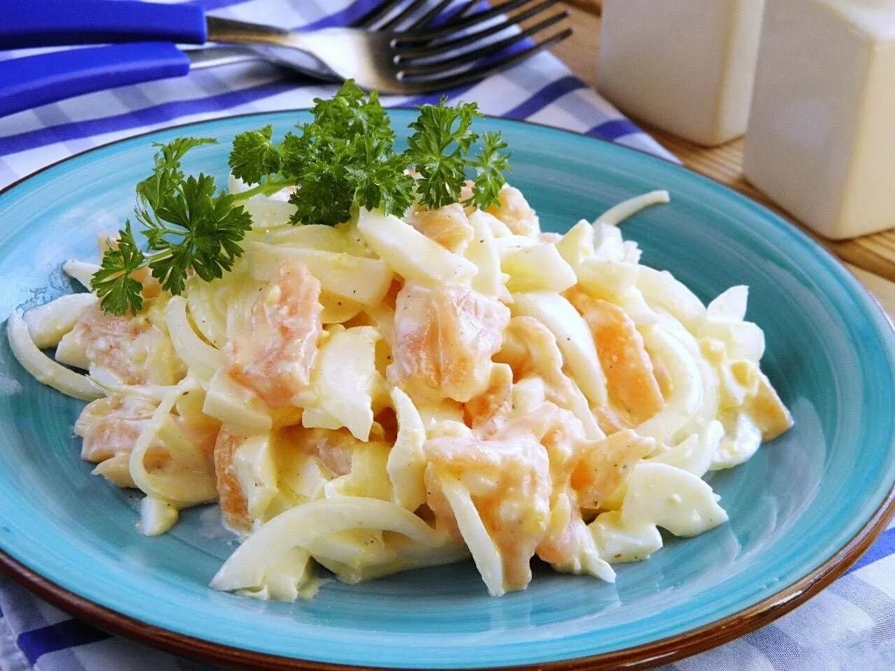 Рецепт кальмара с сыром. Салат сытый боцман. салат летучий голландец с кальмарами. салат боцман с красной рыбой и кальмарами. салат боцман с кальмарами.