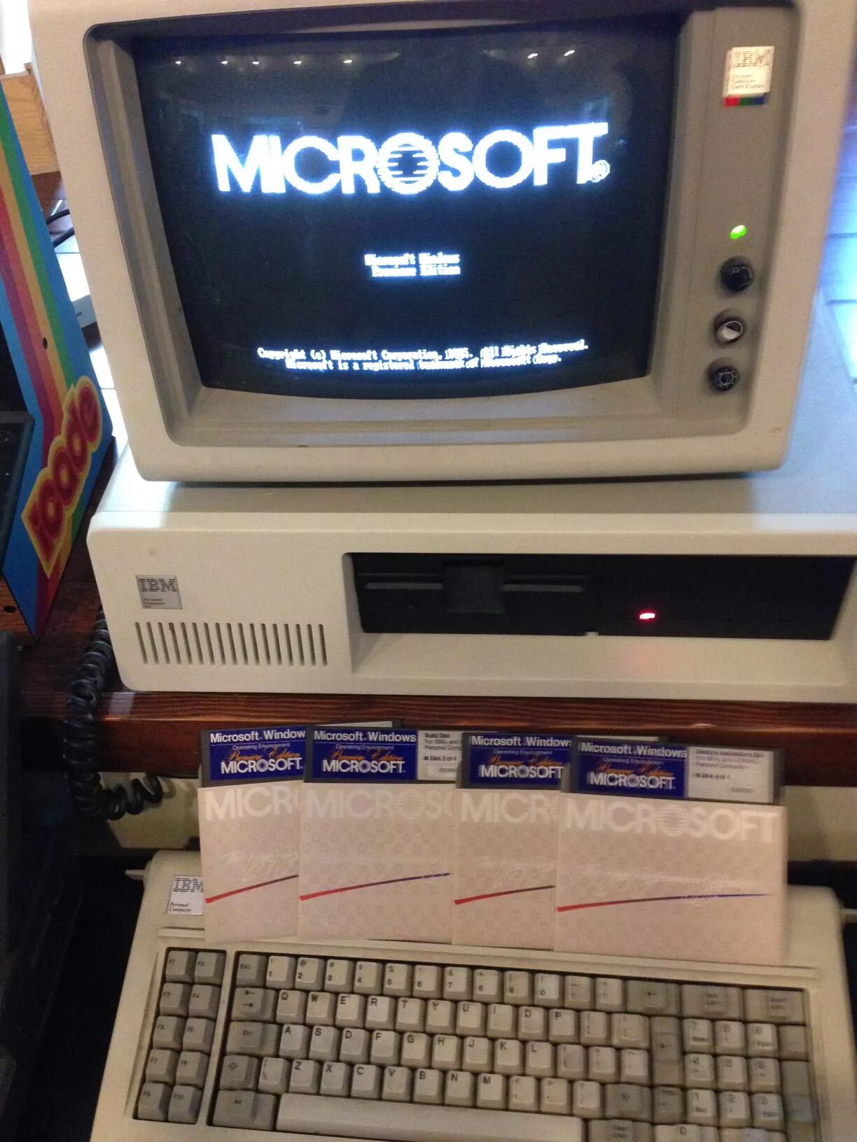 Windows 01. Microsoft windows 1.0. ibm pc windows 1.0. самый первый windows. самый первый компьютер на виндовс.
