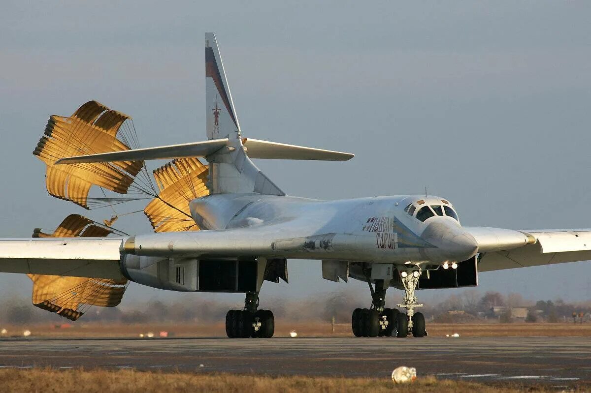 Ту 160м сколько. Ту-160 белый лебедь. Бомбардировщик ту-160. Самолёт ту 160м. Ту-160м.