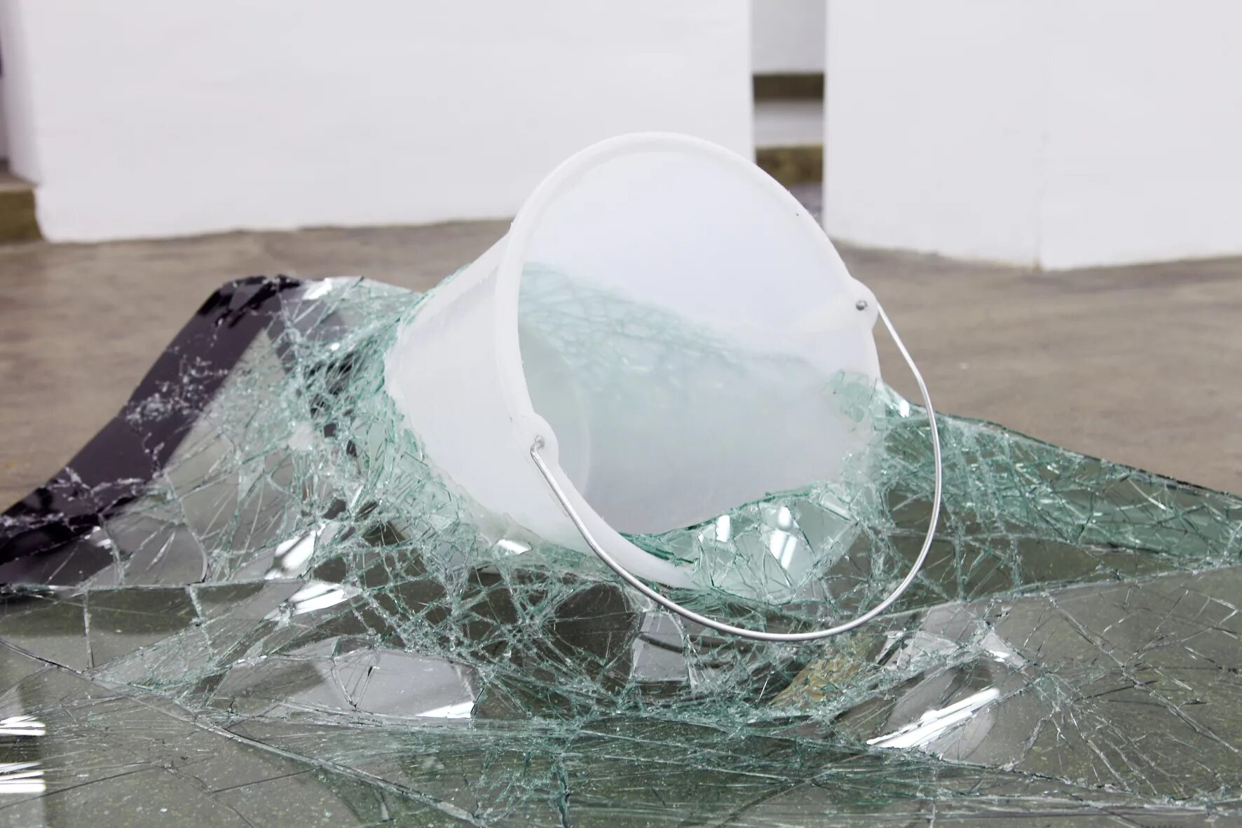 Битое стекло триплекс. Битое стекло в бетон. Стекло вторсырье. Битые стекла. Битое стекло поделки.