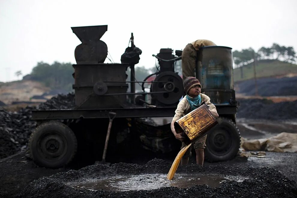 Угольные Шахты Индии. Горнодобывающая промышленность Индии. Тяжелый детский труд в Индии. Тяжелый труд.