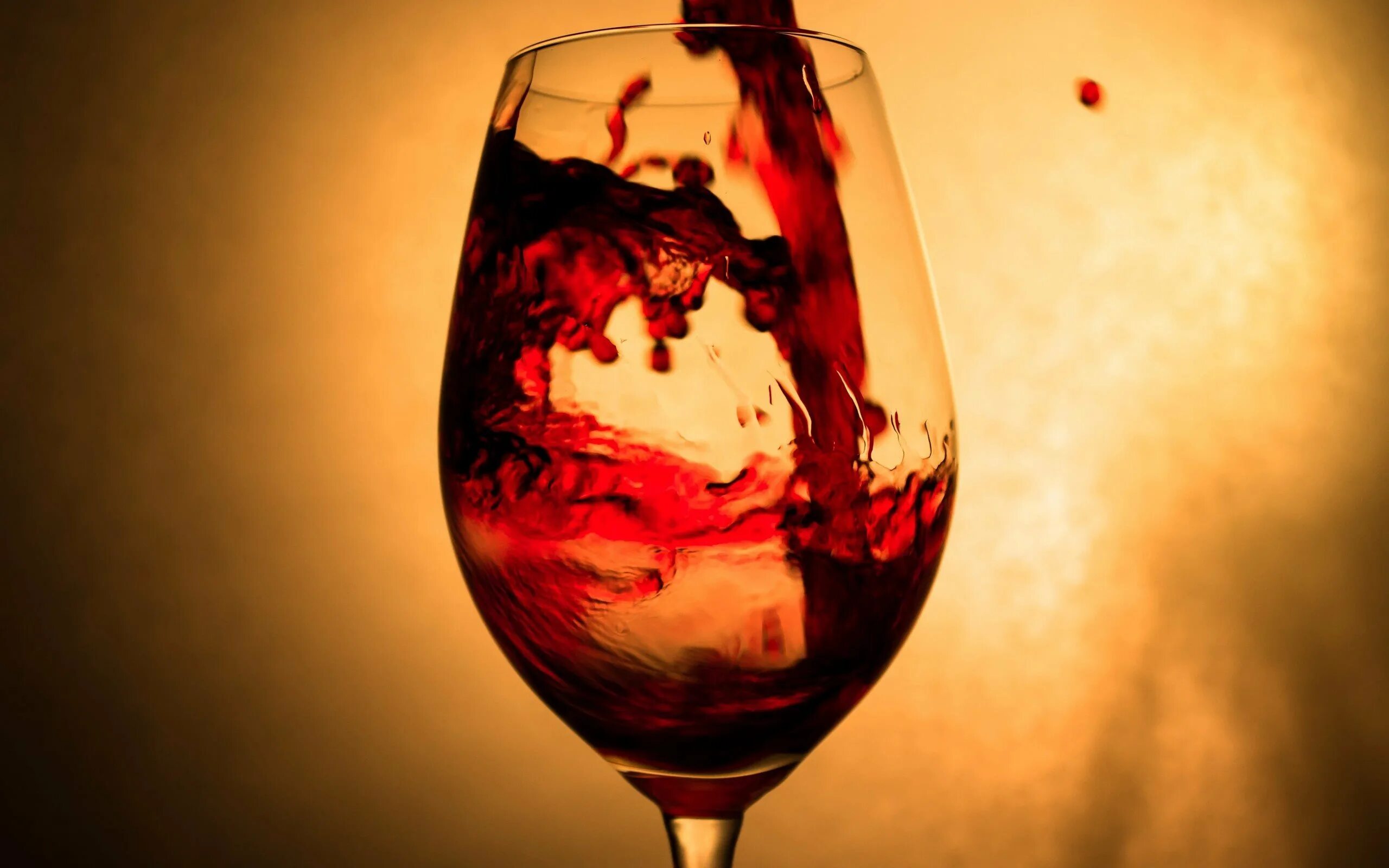 Бокал с вином. Красное вино в бокале. Красное вино на столе. Бокбокал с вином. Бокал вина огонь