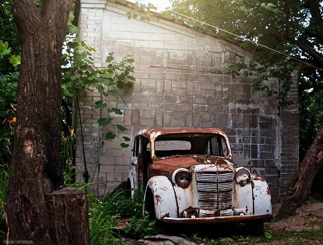 Автомобиль харьков. Старая машина во дворе. Советские дворы с машинами. Машина в Старом дворе. Интерьер двора со старой машиной.