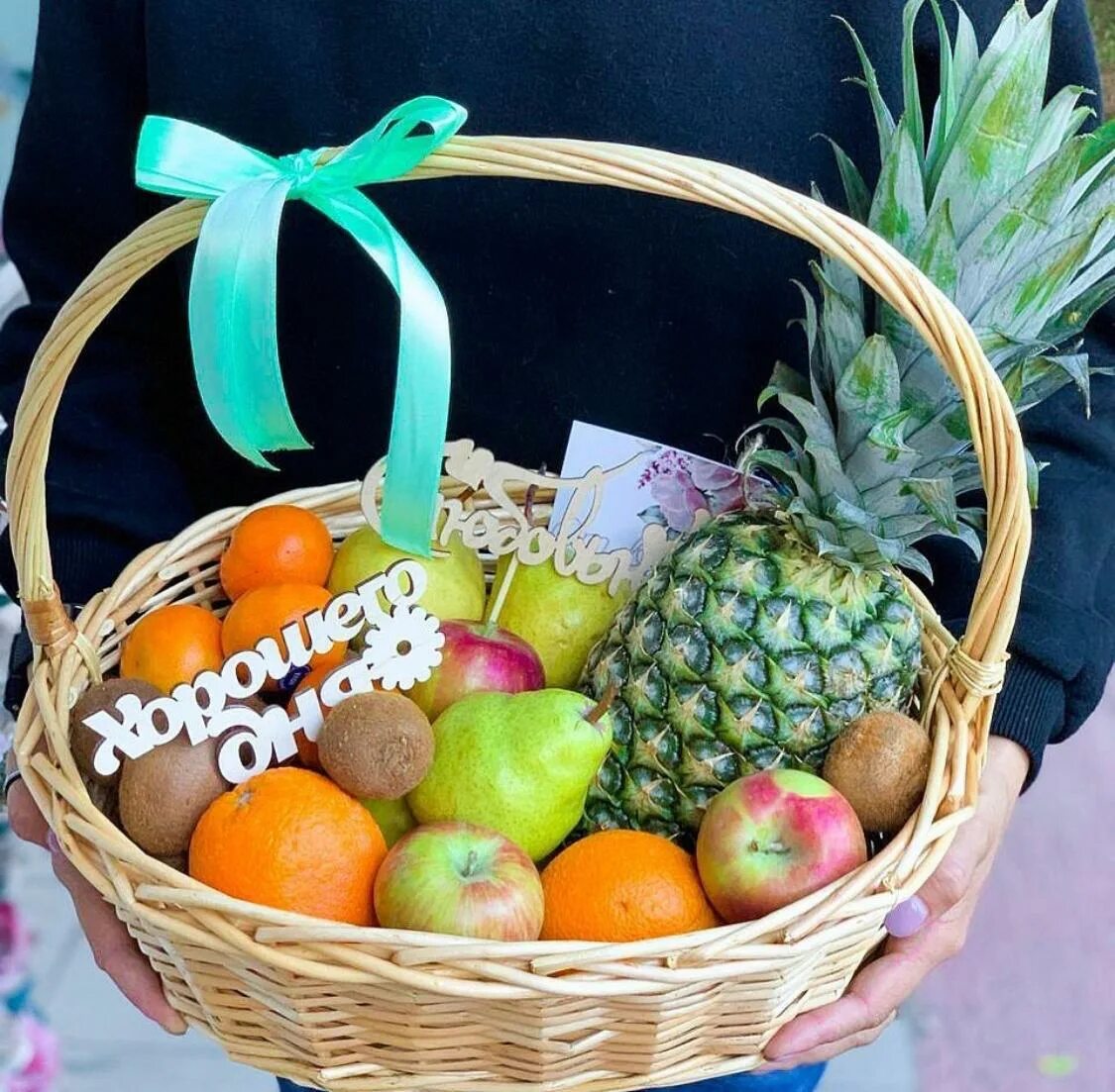 Корзина с фруктами и конфетами. Красивые фруктовые корзины. Как сделать корзину фруктов в подарок. Как сделать корзину фруктов в подарок. Корзина с фруктами.