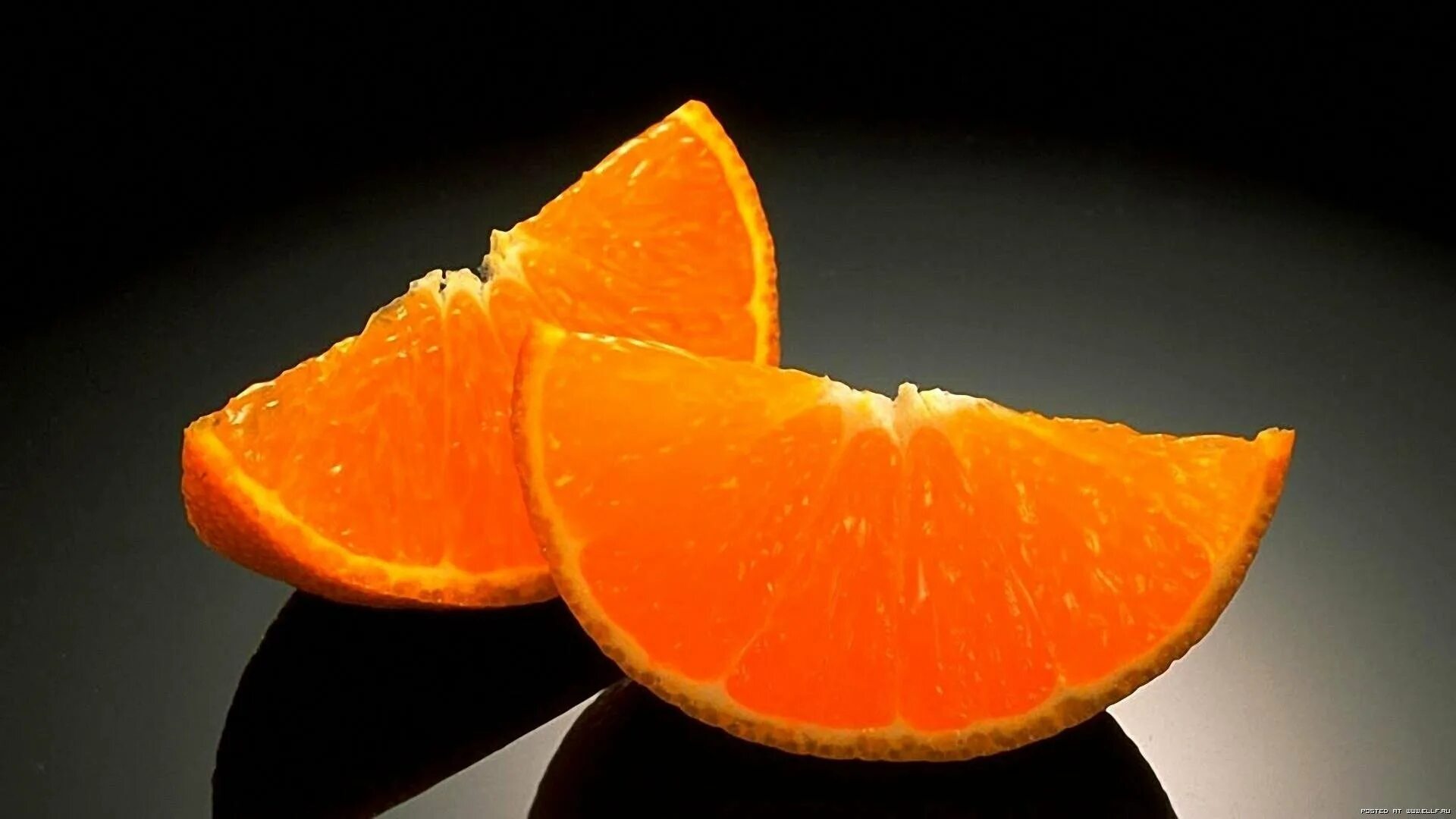 Apelsin 1:1. Долька апельсина. Апельсины на темном фоне. Красивый апельсин. Темный мандарин