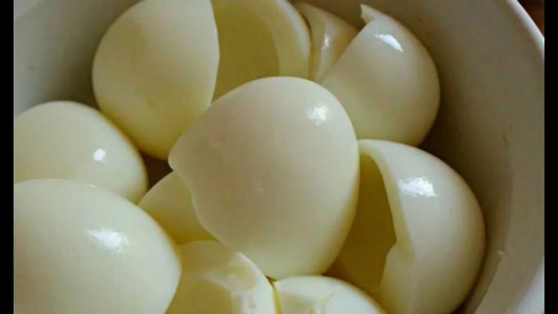 белок яйца. цвет яичного белка. белок и желток в яйце. вареные яйца. желток куриного яйца.