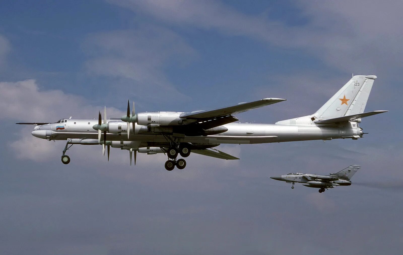Два ту 95. Ту 95 мс стратегический бомбардировщик ракетоносец. Стратегический ракетоносец ту-95мс. Стратегический ракетоносец ту-95мс. Два ту 95.