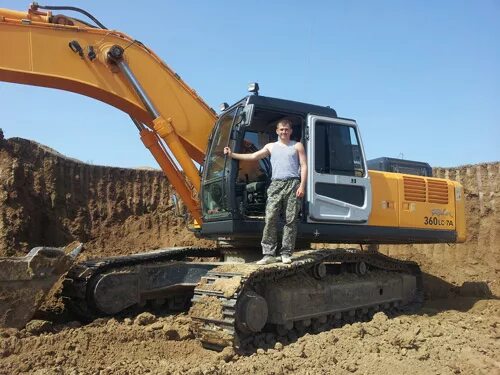 Авито вахта машинист экскаватора. Машинист гусеничного экскаватора. Вахтовый метод работы. Машинист экскаватора (6 разряда, komatsu рс 1250) nordgold. Zaxis zx210lc-3.