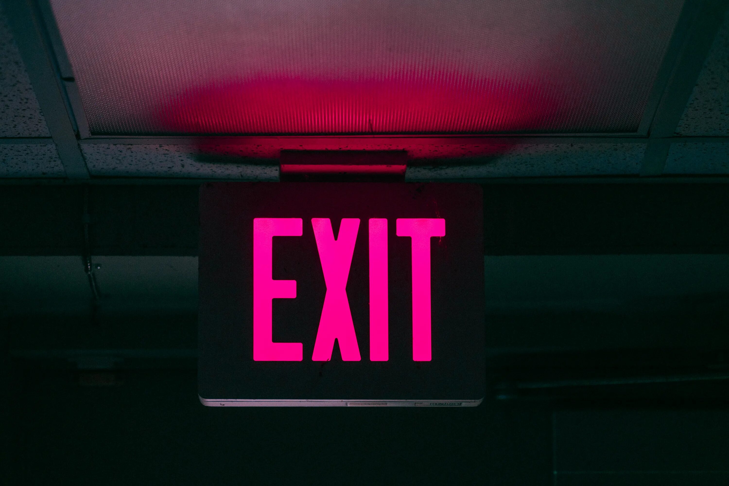 Exit телефоны. Наклейка бункер. табличка exit. бункер надпись. неоновая вывеска exit.