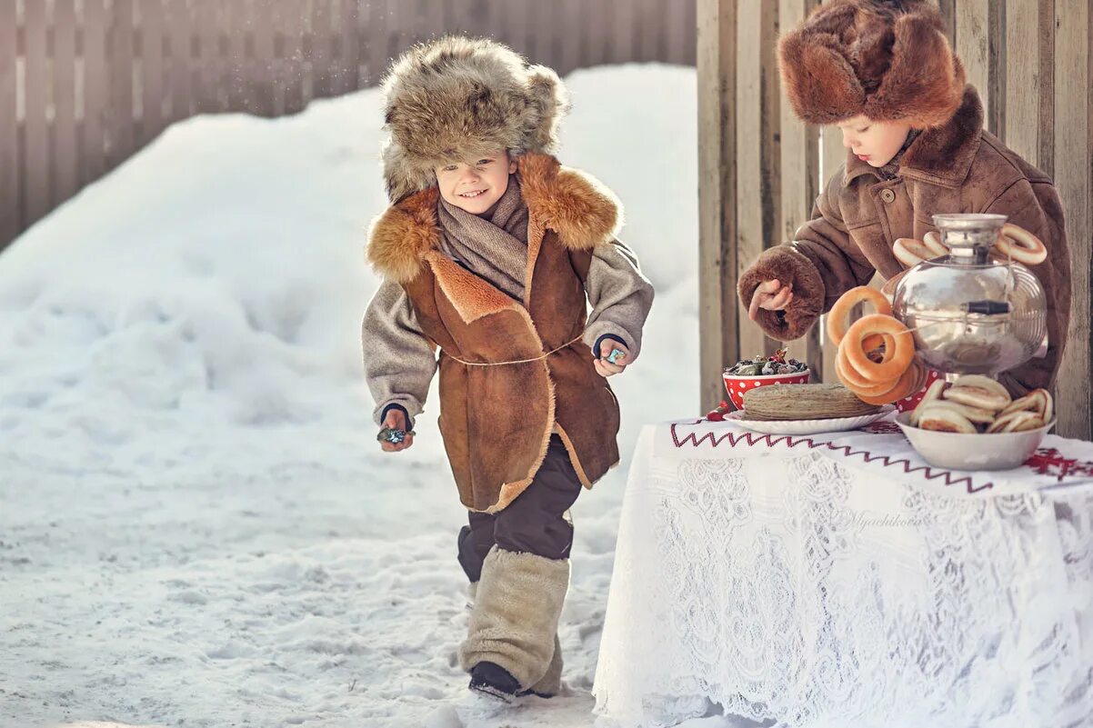 Цветок на шапку мальчику на масленицу. Детские зимние фотосессии. Фотосессия дети с самоваром зимой. Зимняя фотосессия для мальчика. Мальчик зимой.