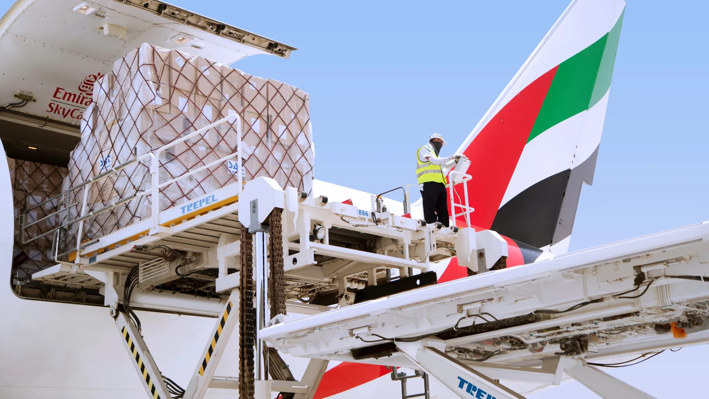 Uae service. Cargo в Дубае. Эмирейтс грузовые перевозки. Emirates Sky Cargo transport. Dubai Cargo services.