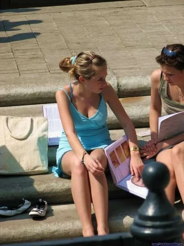 Случайно увиденное девушки. Hilary duff грудь. Девушки засветили трусики. Женщины засветились. Случайно увиденное девушки.