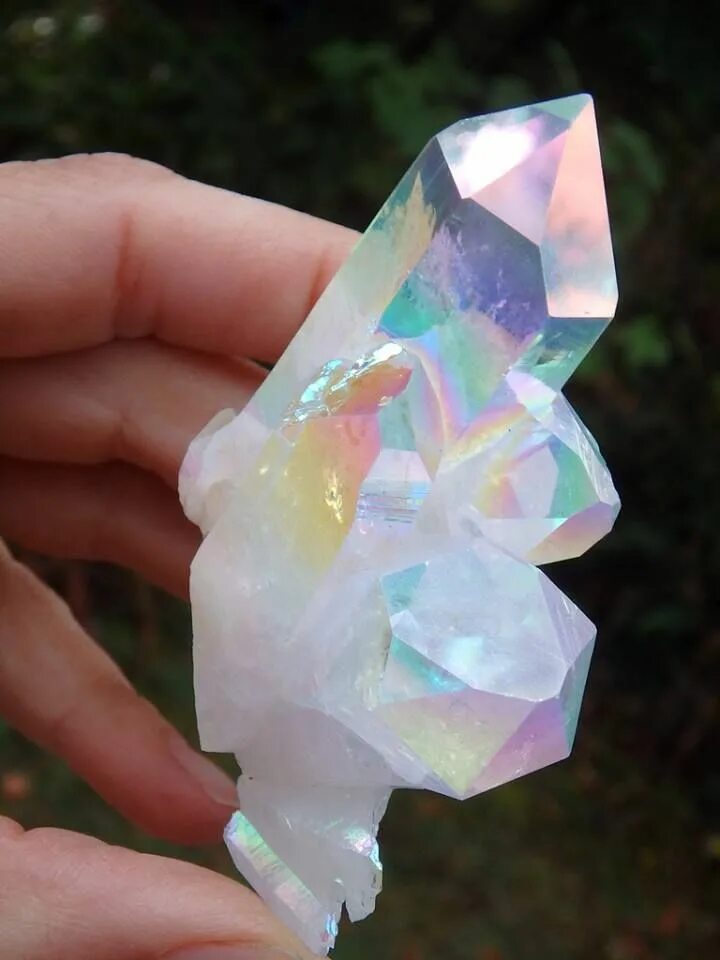 Opal Angel Aura Quartz. Кварц Кристалл Рейнбоу. Кристалл мечты. Скопление кристаллов кварца.