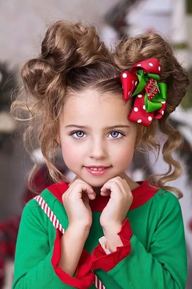 новогодняя прическа для девочки 10 лет. крейс дарья 2021. новогодние прически на средние волосы. новогодняя прическа для девочки 10 лет. прическа с кудрями для девочки.