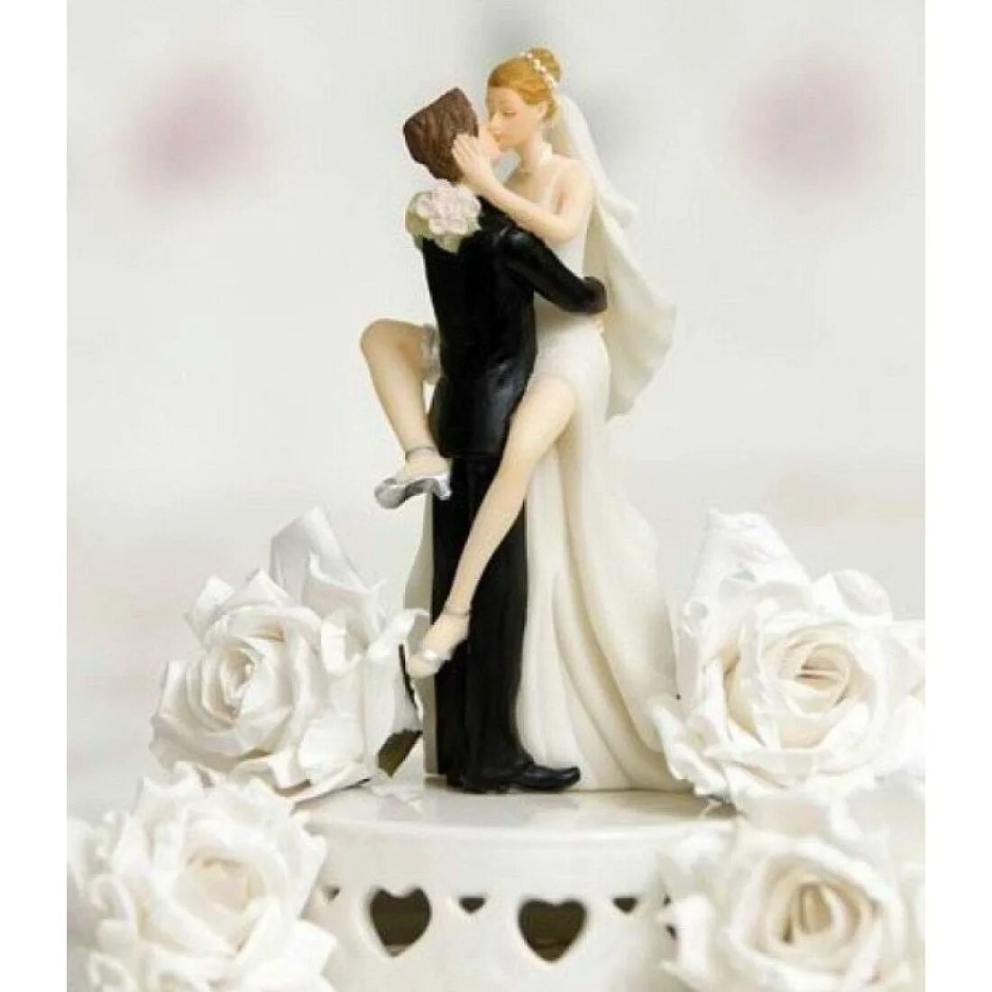 Жених невеста на торт. Фигурки на свадебный торт. Торт с фигурками. Свадебные фигурки жениха и невесты. Торт жених и невеста.