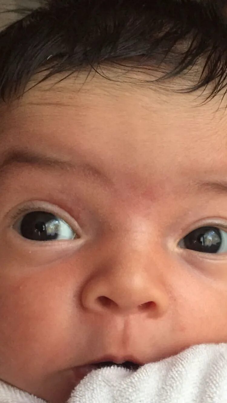 Почему у новорожденного глазки. Глазки у новорожденных. Карие глаза у новорожденного. Глаза у новорожденных. Цвет глаз у новорожденных.