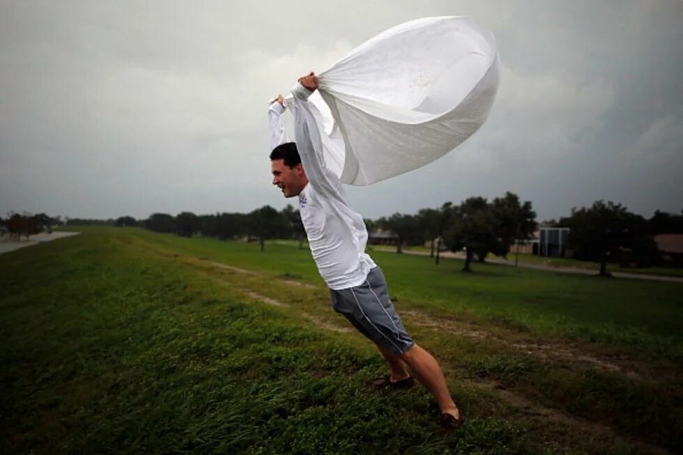 Сильный ветер. Ветер фото. Сильный ветер фото. Человек ветер. A very strong wind