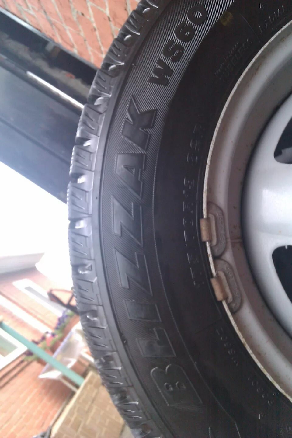 Резина bridgestone r13. Bridgestone Blizzak r 13 шины r13. 175/60 R13. Бриджстоун р 13 215. Бриджстоун Blizzak WS 60 175 70 13 высота протектора.