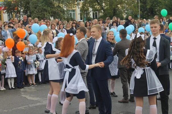 Выпускной класс. Праздник в школе. Школьная линейка зато п Солнечный. Мкоу сош 1 солнечный