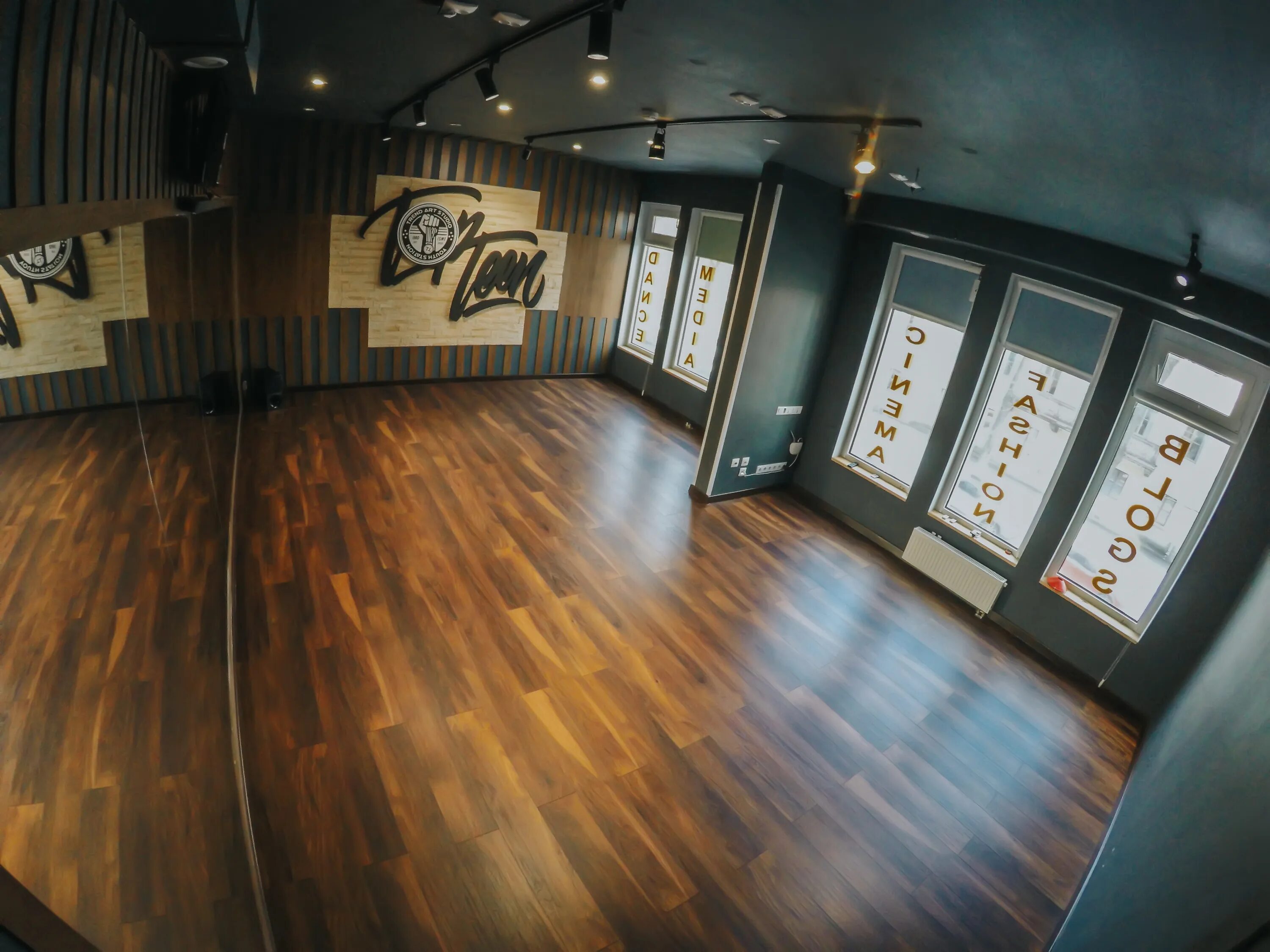 театр студия резонанс питер отзывы. двухэтажная квартира. лофт пространство санкт-петербург. Trace studio спб. фотостудия спб темный зал.