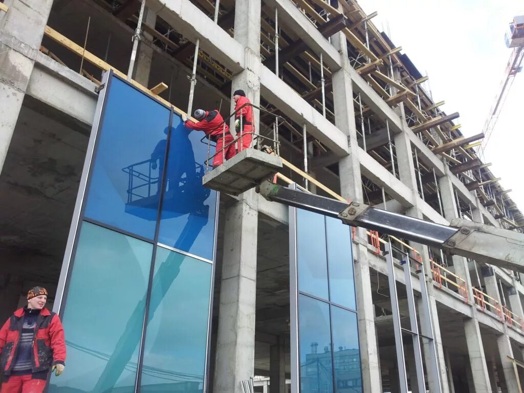 установка витражных окон. витраж в школе. крепление алюминиевых витражей. крепление витражного остекления. витражные пластиковые окна.