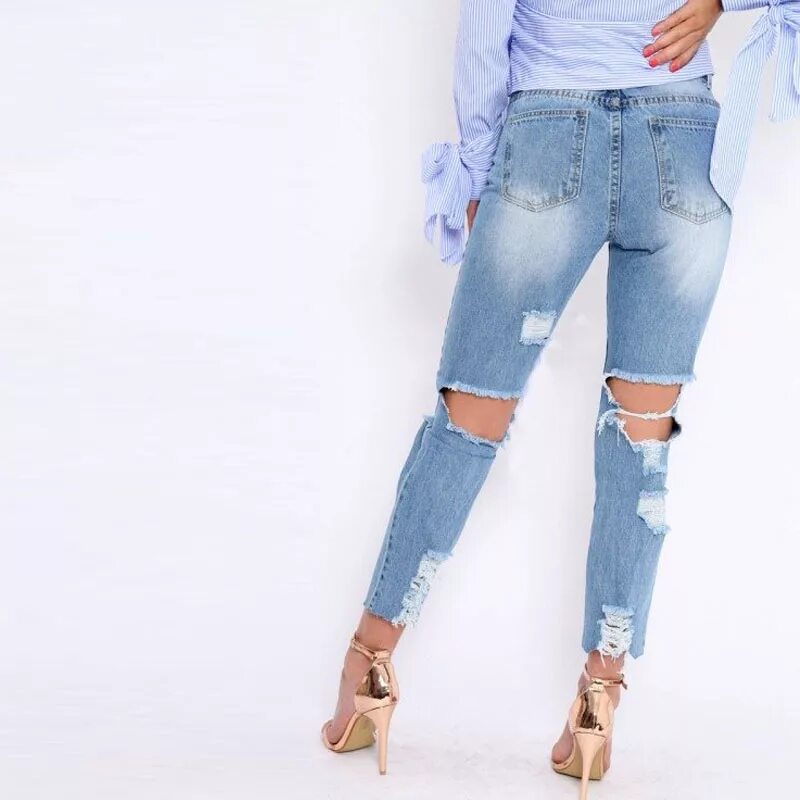 ноги в рваных джинсах. джинсы разрезанные поперек. джинсы с рваным низом женские. стиль одежды драные джинсы. порванные джинсы.