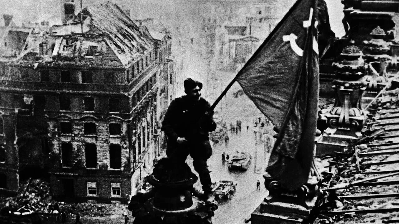Берлин 5 мая военно фронтов. Взятие Берлина 1945. Штурм Рейхстага 1945 Знамя Победы.