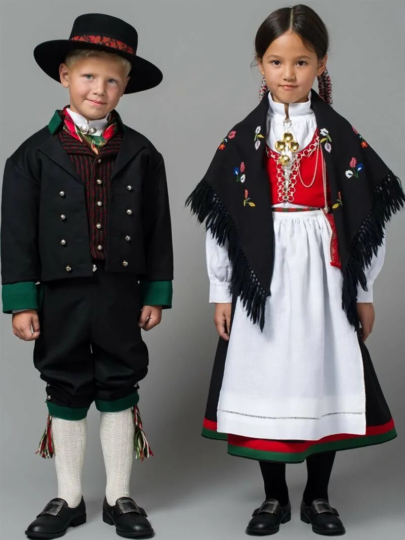 Детская национальная одежда. Бунад Норвегия. Норвежский национальный костюм бюнад детский. Традиционная одежда Канады. Традиционный канадский костюм.