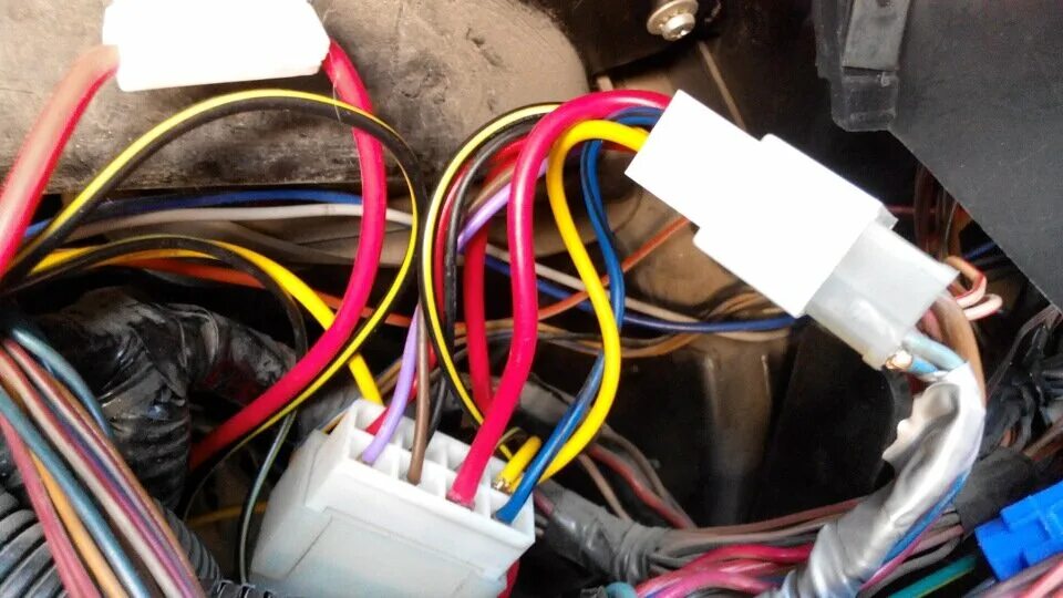 Пины приборной панели ваз 2110. Сигналка с автозапуском на ваз 21099. Провод тахометра нива. Схема тахометра ваз 21213 карбюратор. Провод тахометра нива шевроле.