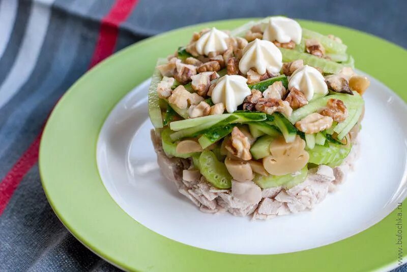 Салат с курицей. Салат с куриной грудкой и Шам. Салат с куриной грудкой и шампиньонами. Салат куриная грудка шампиньоны.