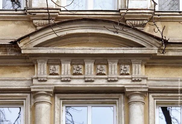 Классицизм сандрик. Сандрик в стиле ампир. Сандрики на фасаде. Сандрик барокко. Сандрики на фасаде.