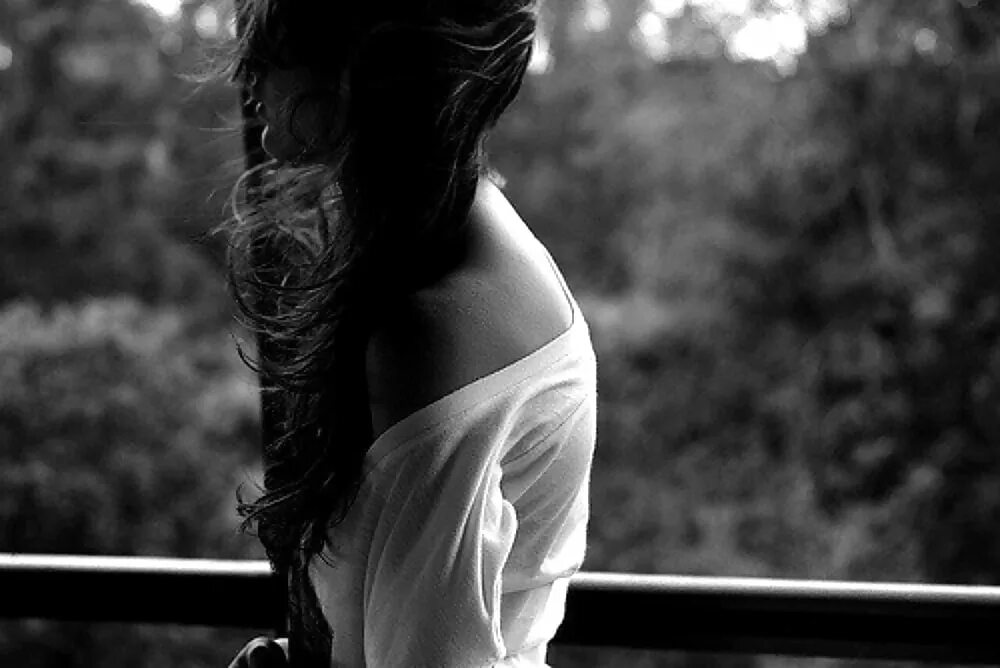 Грустная девушка спины. Грустная девушка картинки. Грустная девочка. Грустная девушка картинки. Грустная девушка спины.