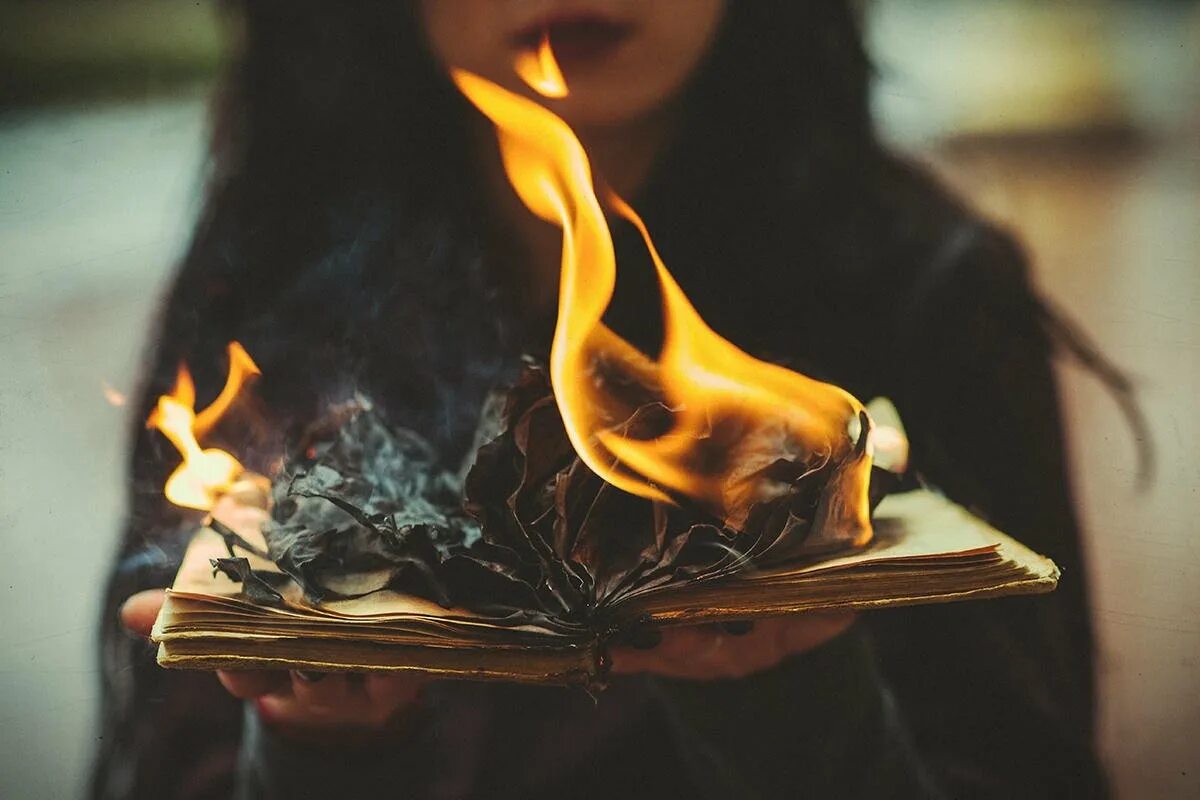 Женщина в огне книга. Фотосессия с горящей книгой. Огонь в руке. Горящая книга в руках. Девушка с горящей книгой в руках.