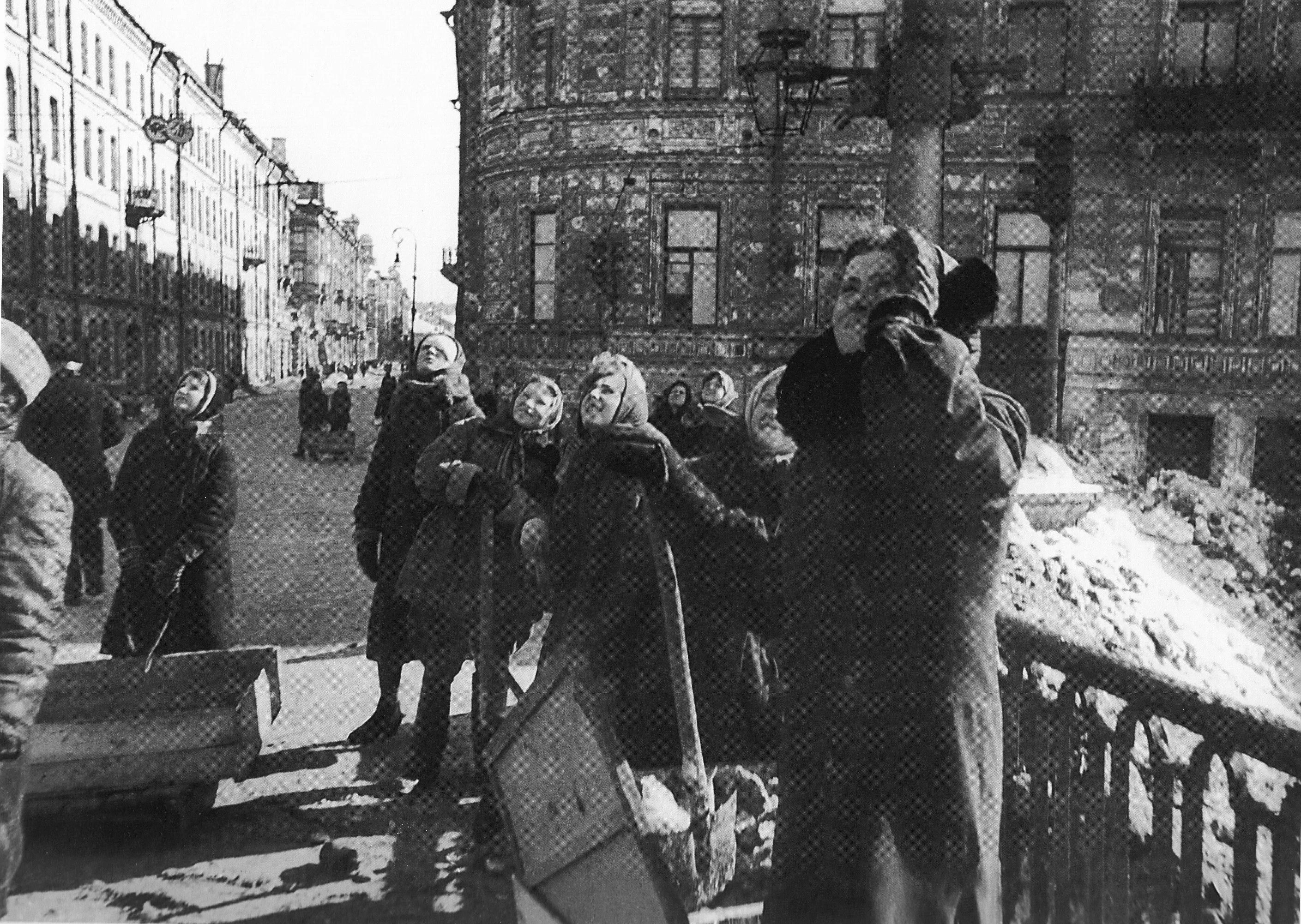 Фотографии во время блокады. Ленинградская блокада 1941. Оборонительные сооружения ленинграда 1941. Фотографии во время блокады. Блокадный ленинград зима 1941.