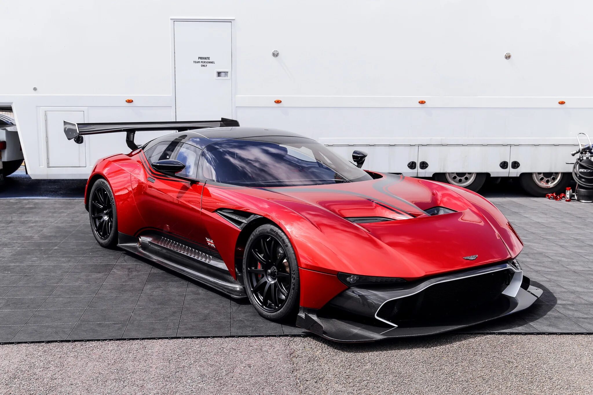Aston martin vulcan. 2016 aston martin vulcan. Aston martin vulcan фото. машина aston martin vulcan. Aston martin vulcan 2016 hypercar.